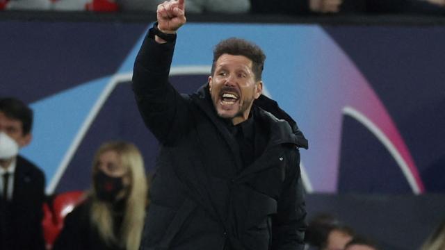 El 'Cholo' Simeone, protestando una acción desde la banda