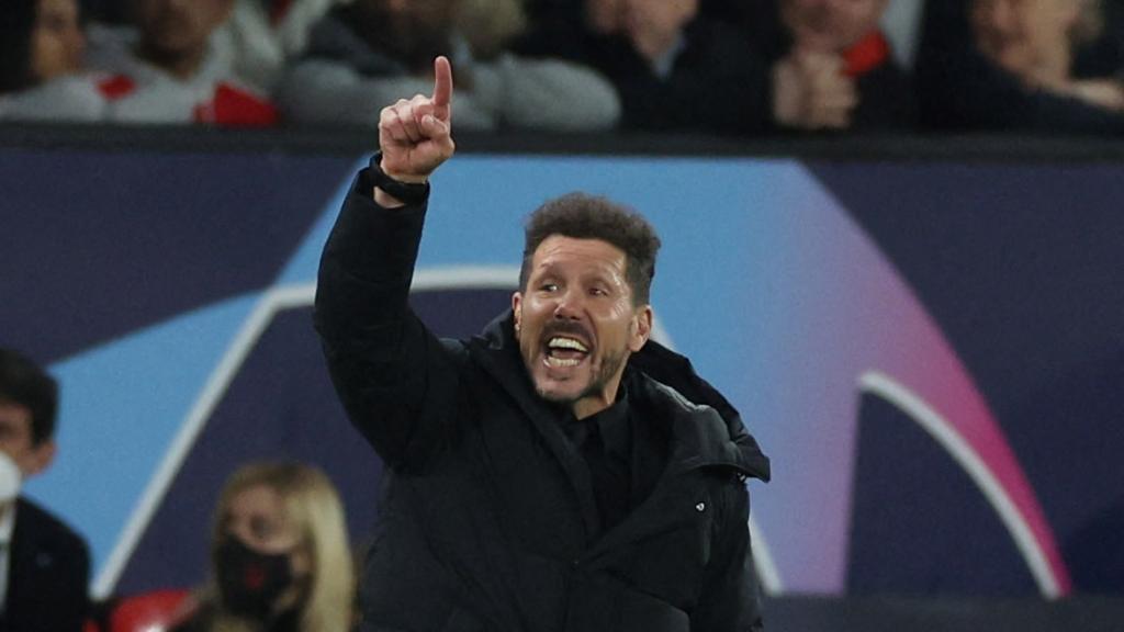 El 'Cholo' Simeone, protestando una acción desde la banda