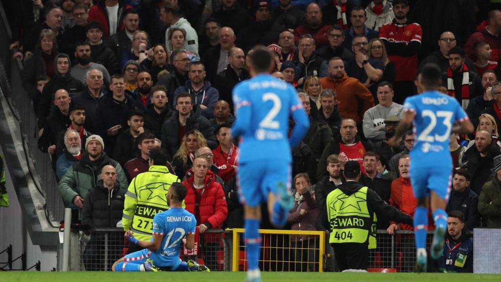 Renan Lodi celebra su gol en Old Trafford