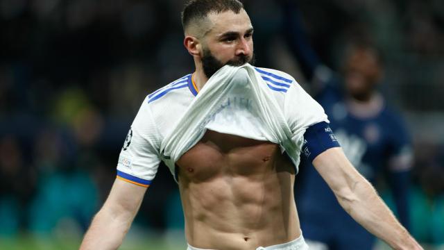 Karim Benzema celebra un gol con el Real Madrid en La Liga 2021/2022