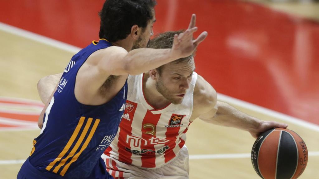 Sergio Llull defiende una acción a Nate Wolters