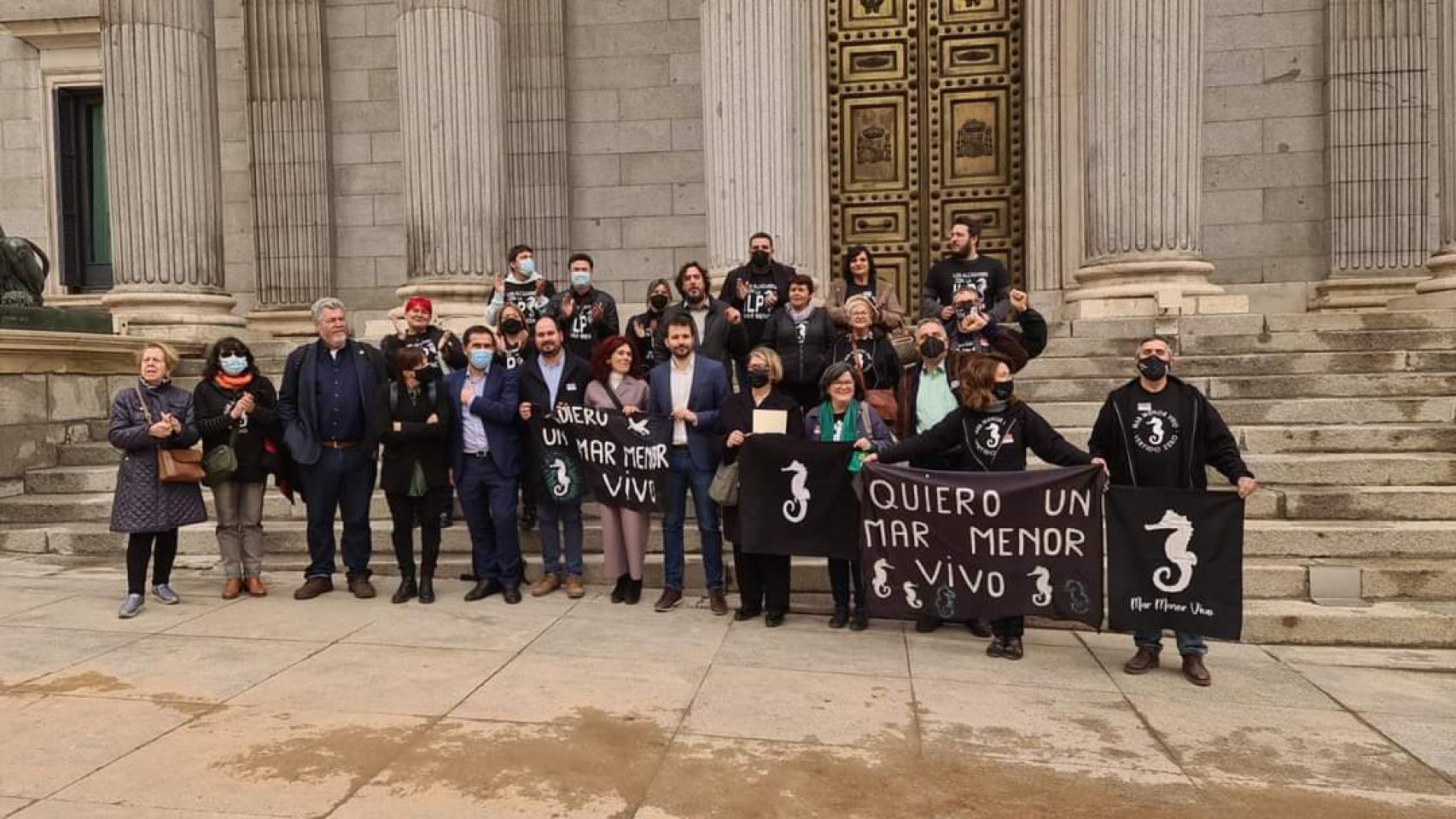 La catedrática Teresa Vicente (c), este martes, antes de comparecer en la comisión del Congreso de los Diputados para defender la ILP del Mar Menor.