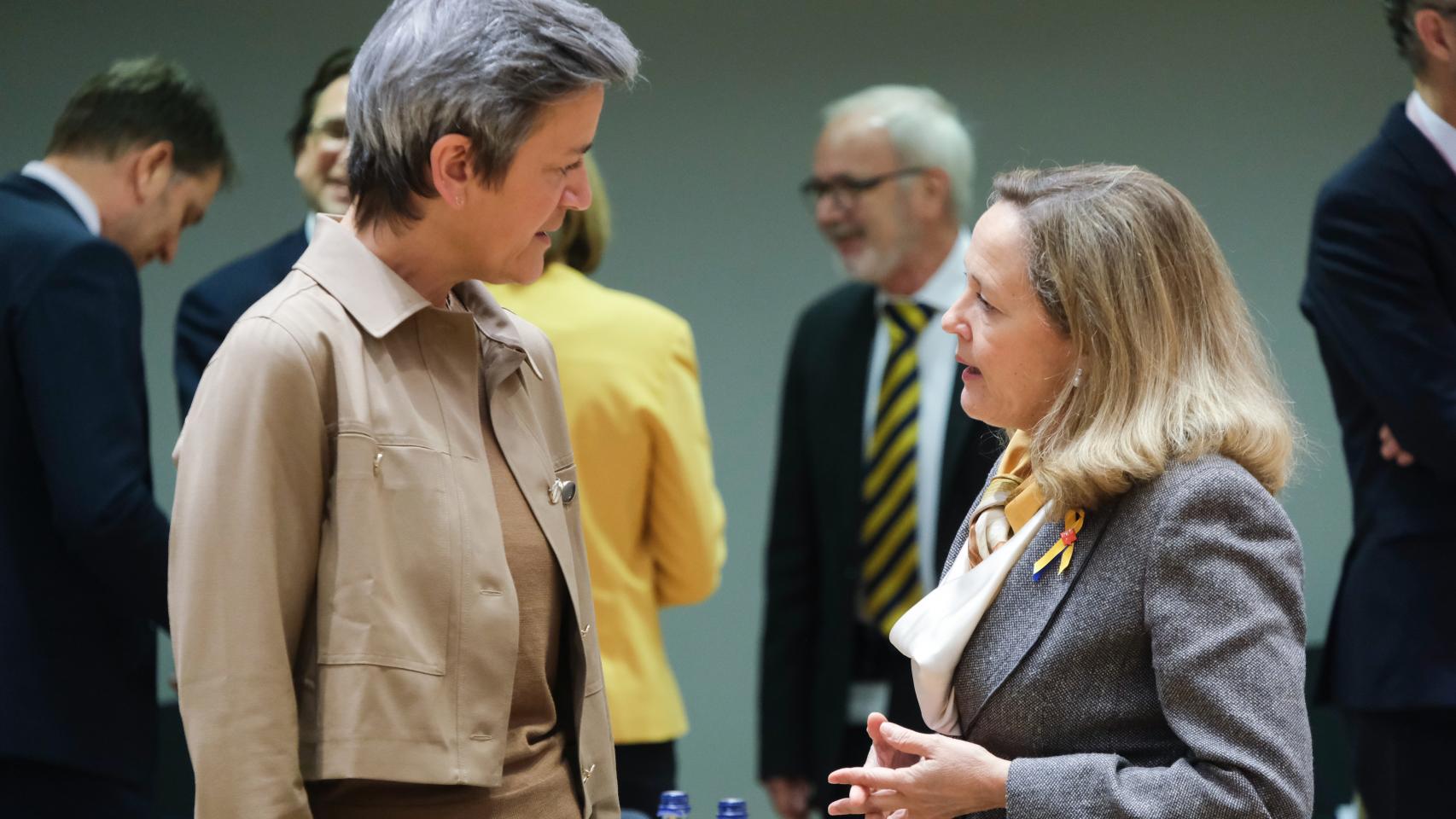 Nadia Calviño conversa con la vicepresidenta de la Comisión, Margrethe Vestager, durante el Ecofin de este martes