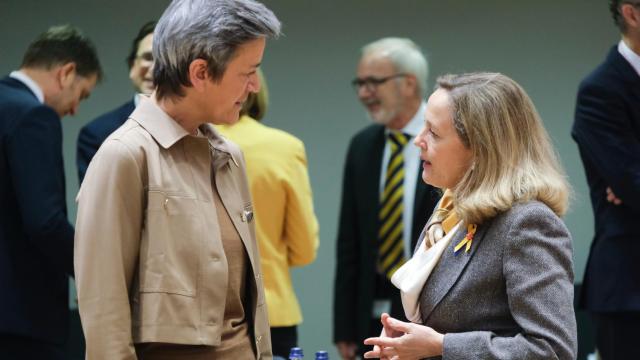 Nadia Calviño conversa con la vicepresidenta de la Comisión, Margrethe Vestager, durante el Ecofin de este martes