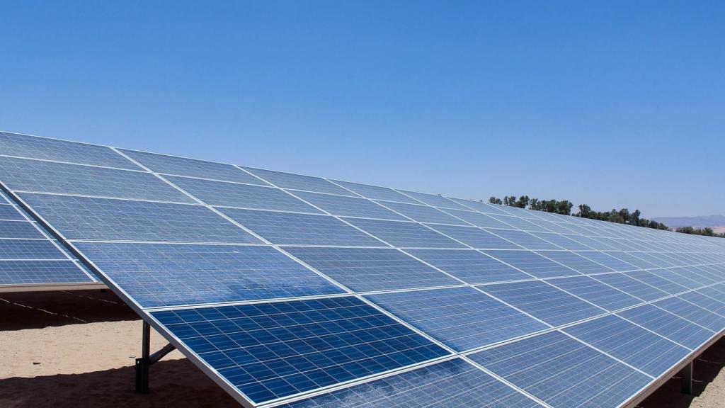 La lluvia de polvo del Sahara que se extiende por España hace perder a las plantas solares 225.000 euros al día