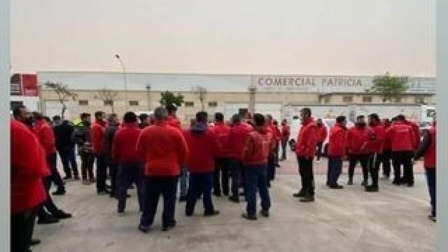 Trabajadores en el polígono Guadalhorce de Málaga.