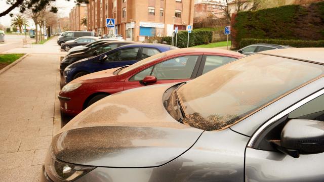 Los vehículos han amanecido hoy con una nube de polvo sahariano.