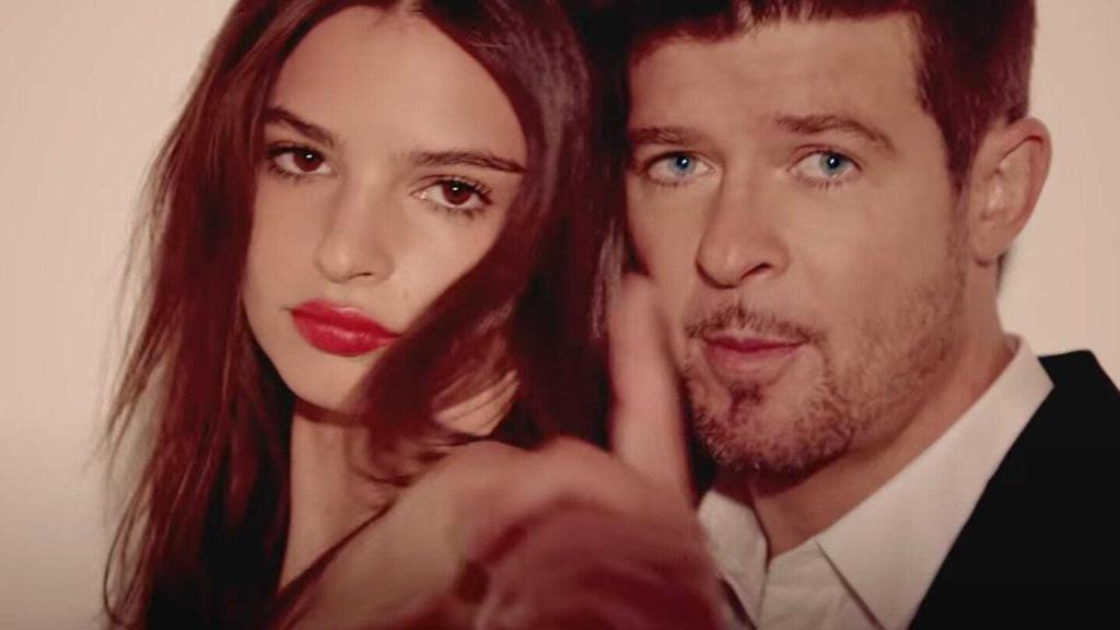 Emily Ratajkowski y Robin Thicke en 'Blurred Lines'