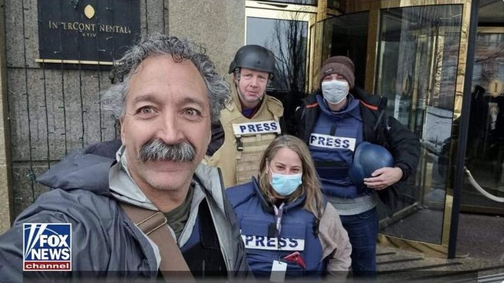 Pierre Zakrzewski y otros compañeros periodistas.