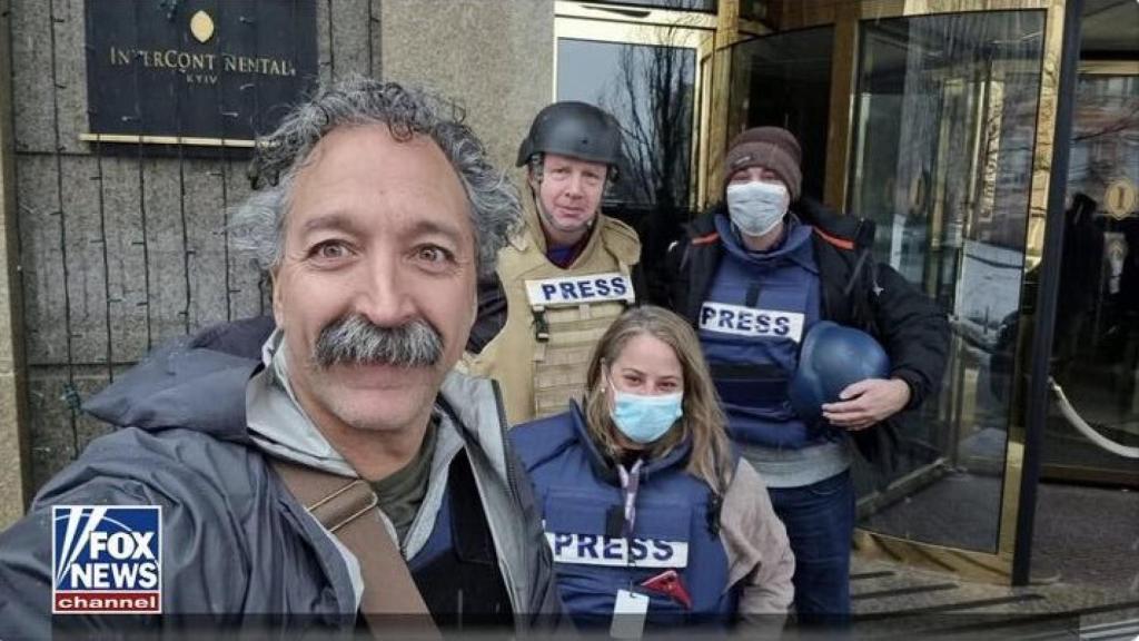 Pierre  Zakrzewski y otros compañeros periodistas.