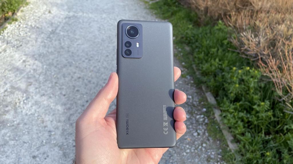 El Xiaomi 12 Pro tiene un diseño refinado.