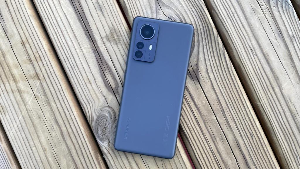 El acabado mate del Xiaomi 12 Pro repele las huellas dactilares.