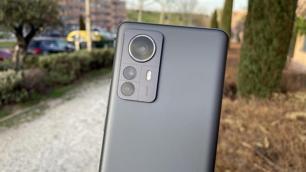 El Xiaomi 12 Pro tiene tres cámaras traseras, todas de 50 MP.