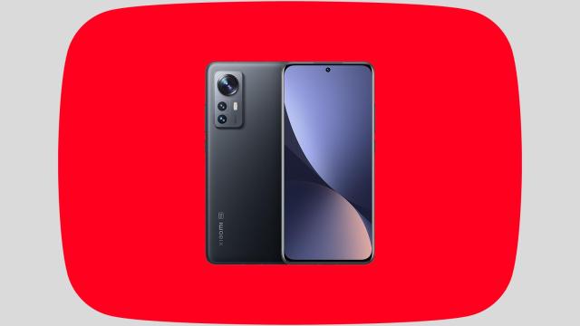 Xiaomi 12 frente al logo de YouTube.