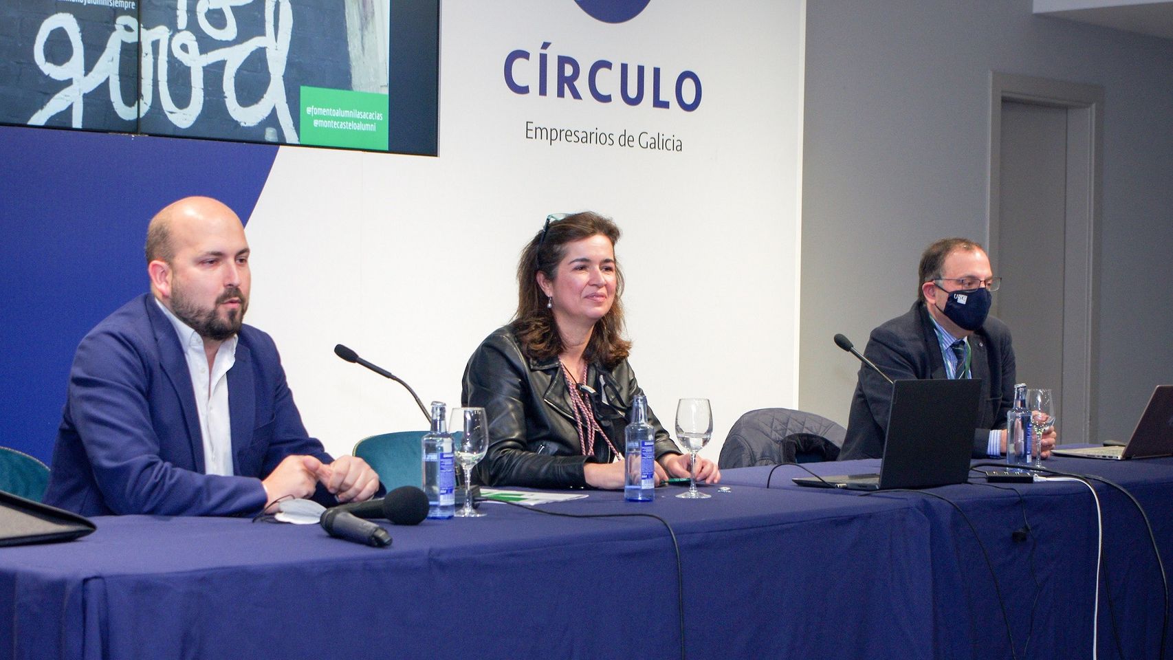 Los presidentes de Fomento Alumni Las Acacias y Montecastelo, María Regojo y Pedro González, junto al vicerrector de la USC, Gumersindo Feijoo (dcha.).