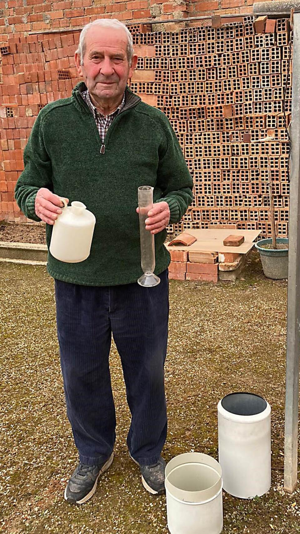 Jacinto Íscar en el patio de su casa en Matapozuelos
