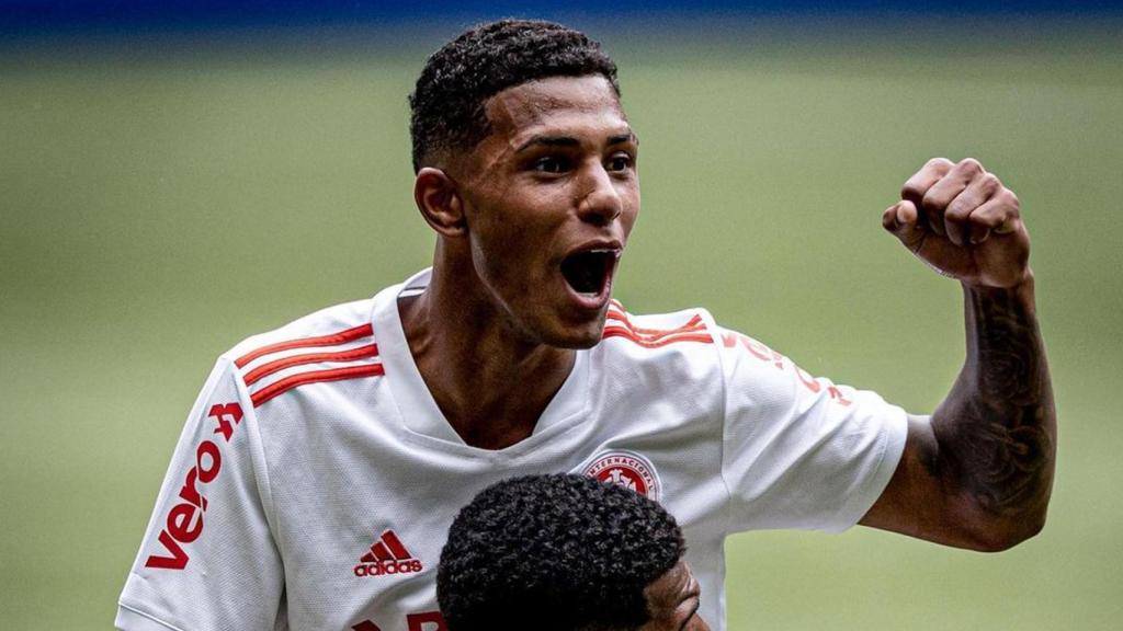 Vinicius Tobias celebra un gol con el Internacional de Porto Alegre.