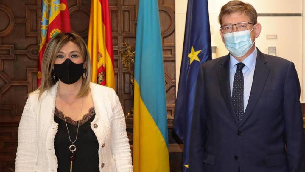 Ximo Puig junto a la madre de Marta Calvo en una reunión reciente.