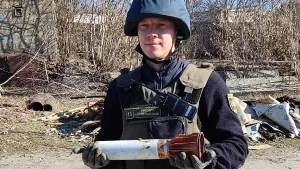 Soldado sosteniendo uno de estos dardos señuelo