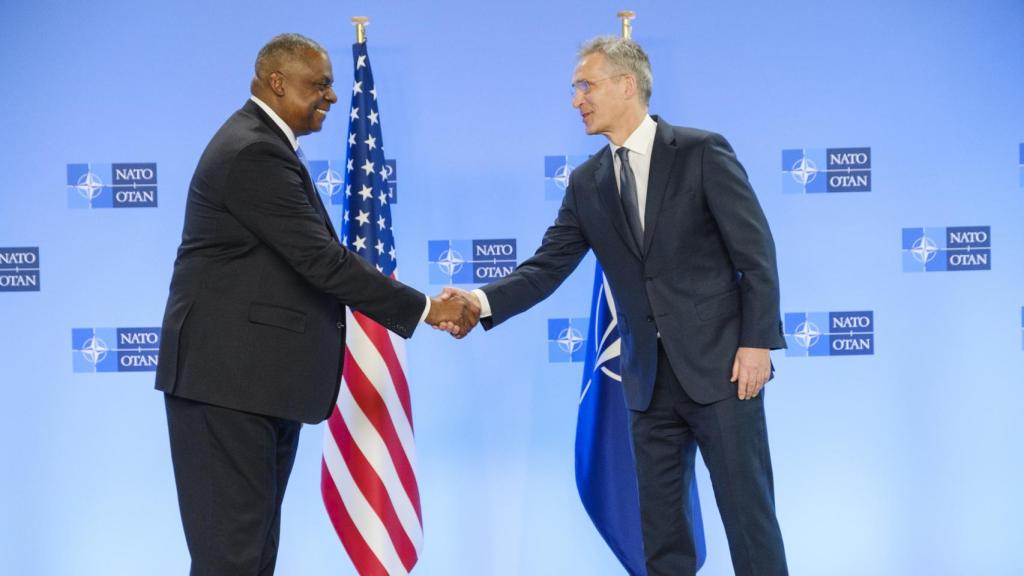 Jens Stoltenberg saluda al secretario de Defensa de EEUU, Lloyd Austin, durante la reunión de la OTAN en Bruselas