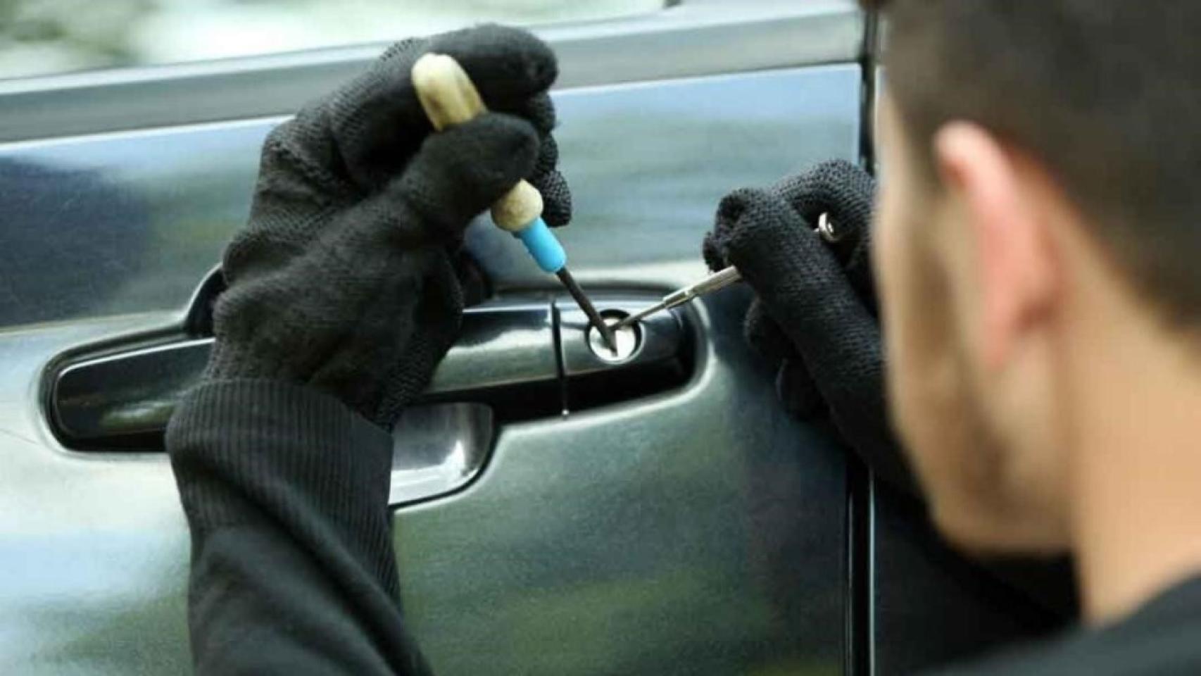 Imagen de una persona intentando acceder a un vehículo.