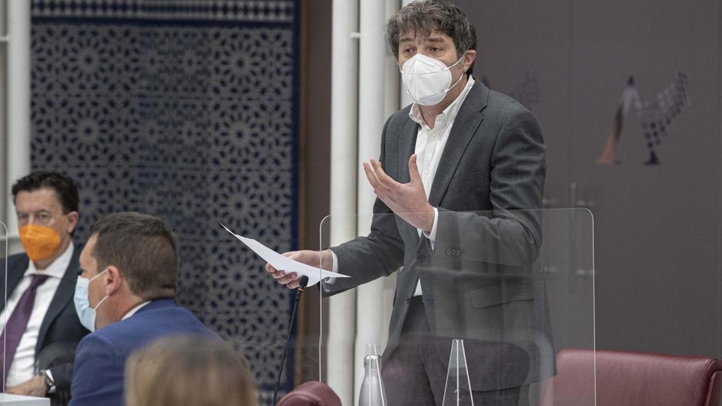 El diputado de Podemos, Rafael Esteban, este miércoles, formulando su interpelación al presidente regional.