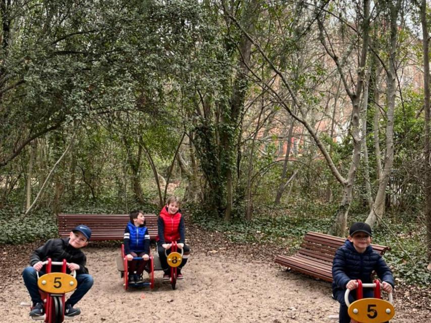 Los niños jugando en el parque