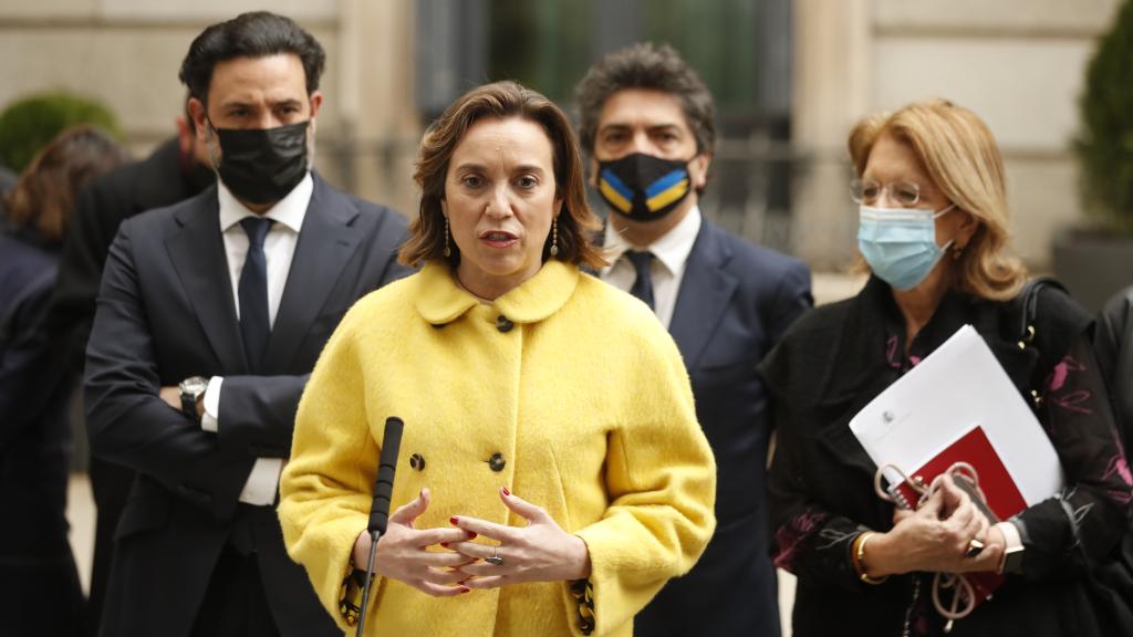 Cuca Gamarra, portavoz del PP, entre Guillermo Mariscal, Mario Garcés y Elvira Rodríguez.