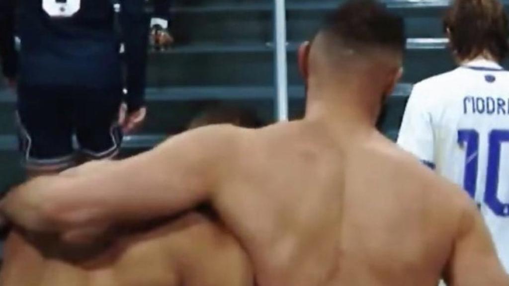 Mbappé y Benzema se abrazan en el túnel de vestuarios del Santiago Bernabéu