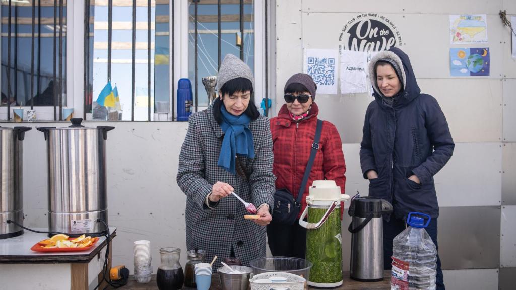 Margarita ofrece zarzaparrilla y bebidas calientes junto con dos amigas más. Al lado, un bidón de gasolina ardiendo calienta a los que deciden tomarse un respiro. Toda Ucrania trata de ayudar a su manera.