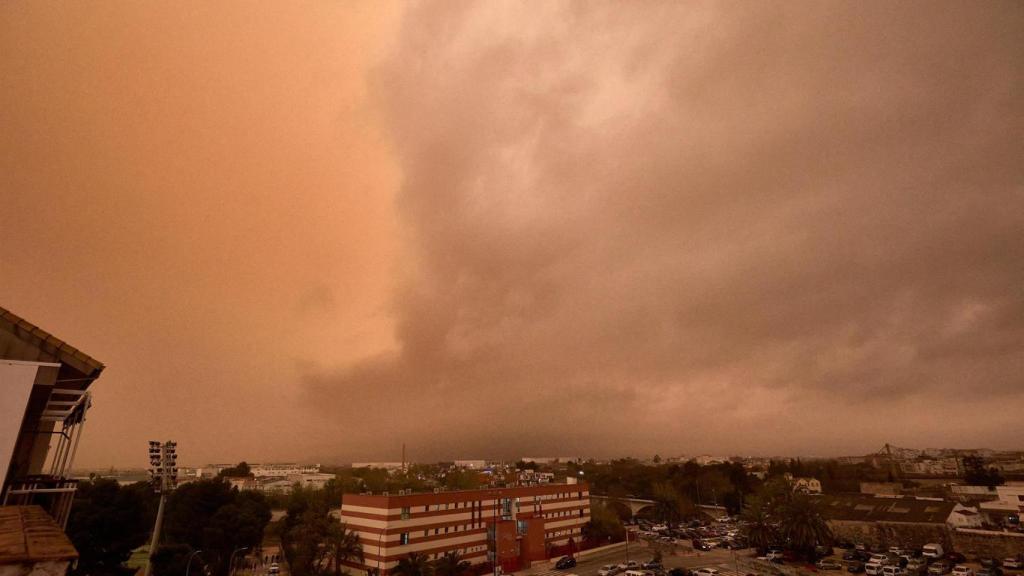 Imagen de Alicante ciudad con polvo del Sáhara, en una imagen de archivo.