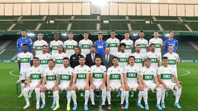 Bragarnik preside la foto oficial del Elche con Knežević entre las nuevas incorporaciones