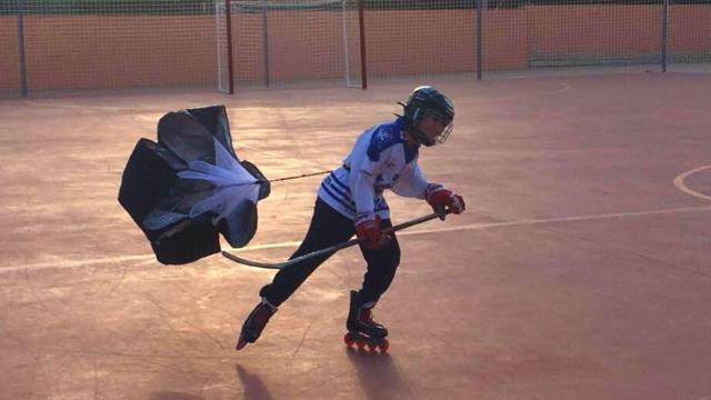 El campellero Athan Terzakis Solbes entrenando al hockey.