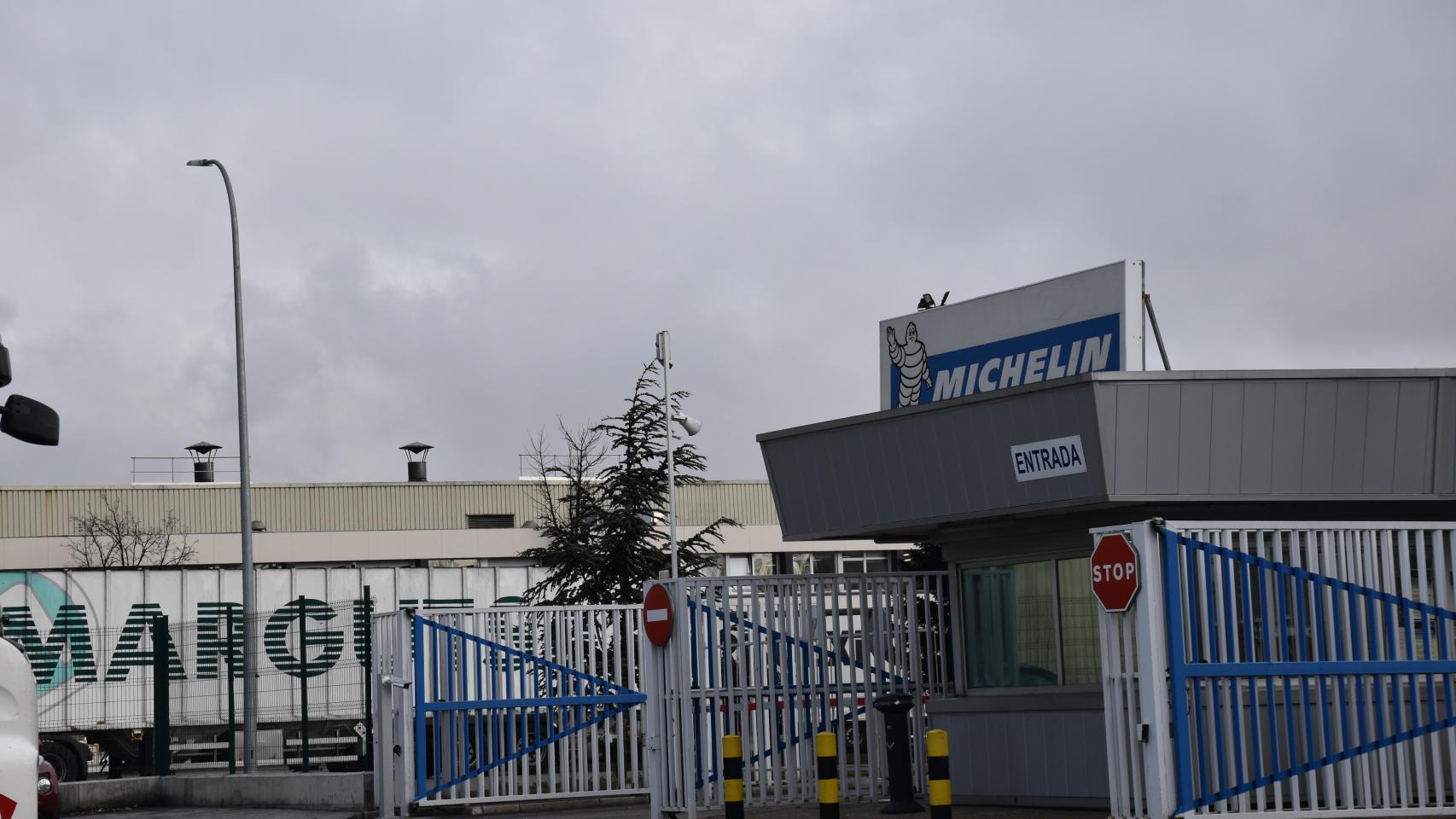 Acceso a la planta que el Grupo Michelin tiene en Valladolid