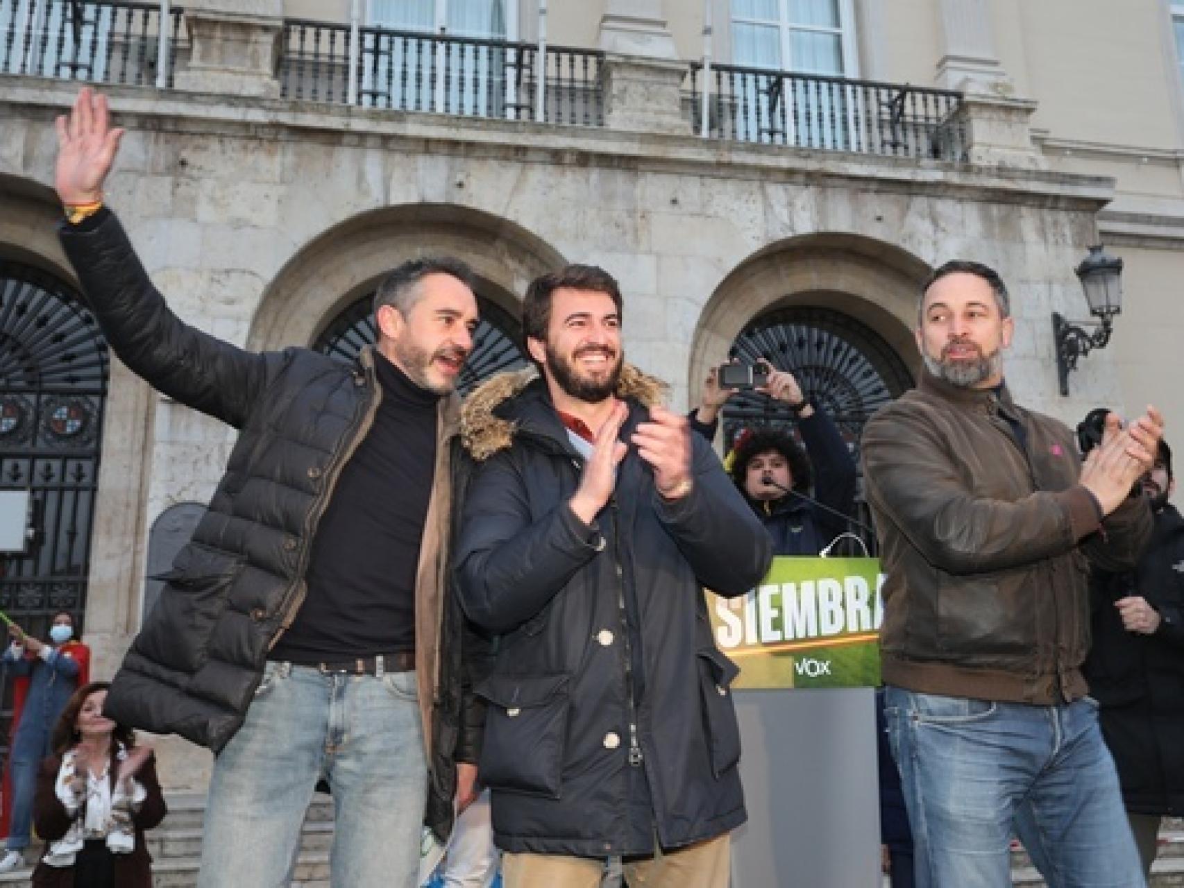 David Hierro junto a Juan García-Gallardo en un mitin de Vox durante la campaña electoral, al que también asistió Santiago Abascal