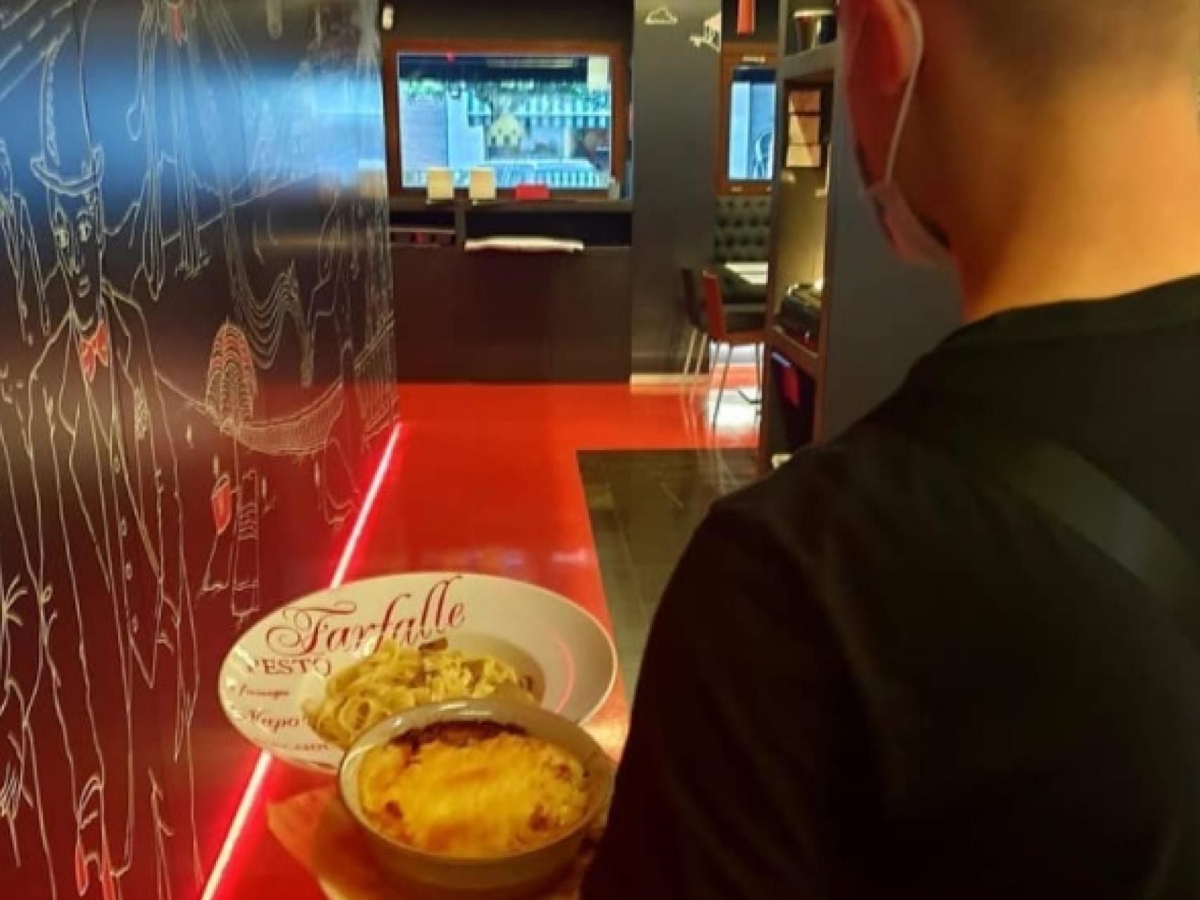 Un camarero sirve la cena