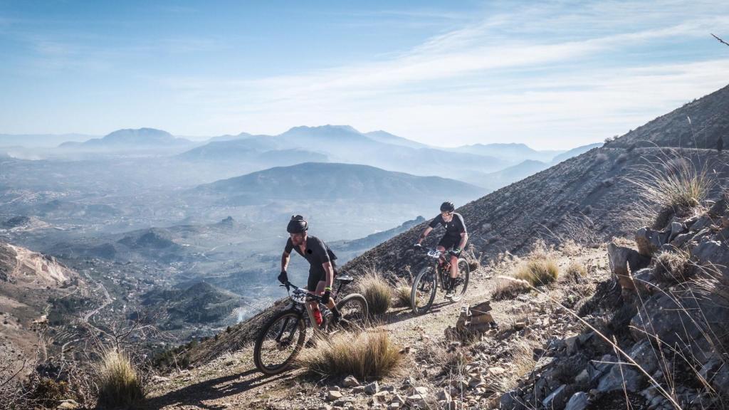 Los ciclistas vallisoletanos  Óscar Pujol y César Mato