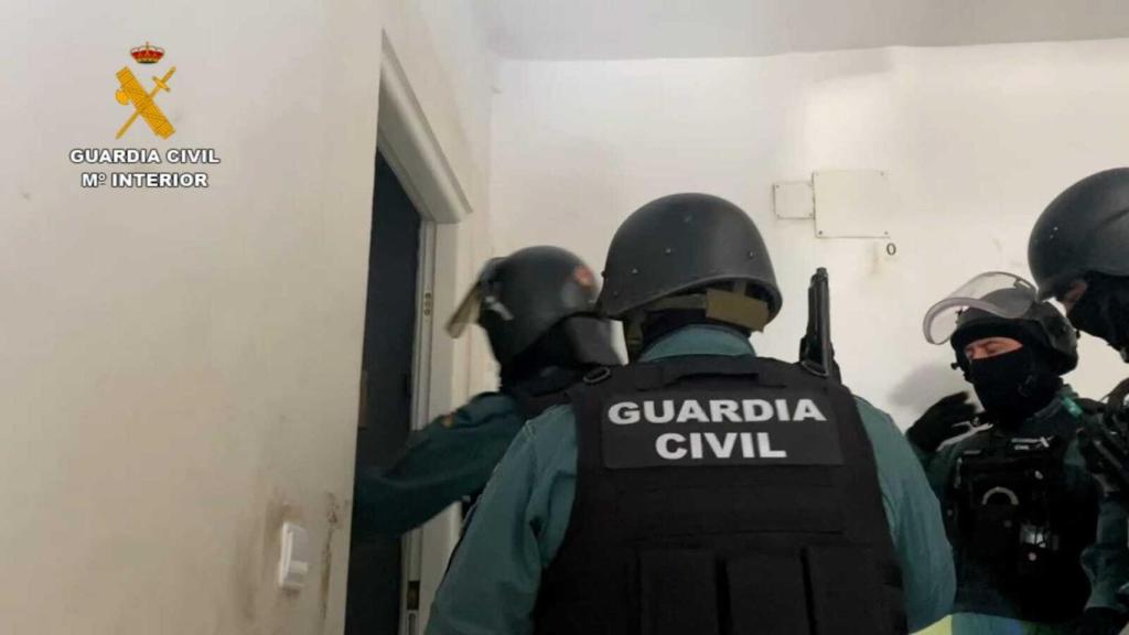Momento de entrada de la Guardia Civil