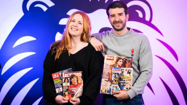 Ane Olabarrieta y Raúl Rodríguez en el kiosco rosa en vídeo de EL ESPAÑOL.