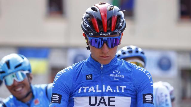 Tadej Pogacar con la maglia azzurra de líder de la Tirreno-Adriático