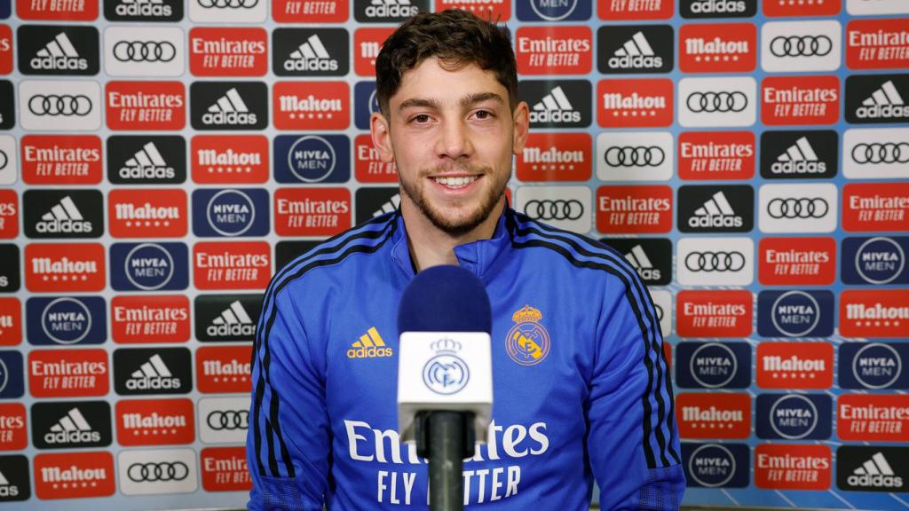 Fede Valverde, con el micrófono de Real Madrid TV.