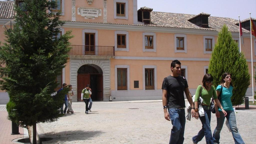 Piden un parking digno e inminente en el campus de la Fábrica de Armas de Toledo