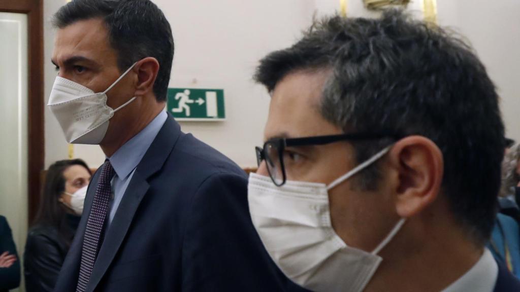 Pedro Sánchez y el ministro de la Presidencia, Félix Bolaños, a su llegada al Congreso.