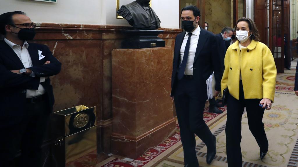 Guillermo Mariscal y Cuca Gamarra, portavoz del PP, en los pasillos del Congreso.