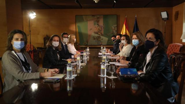 Las tres vicepresidentas y Félix Bolaños, frente a Cuca Gamarra y la delegación del PP, reunidos en el Congreso.