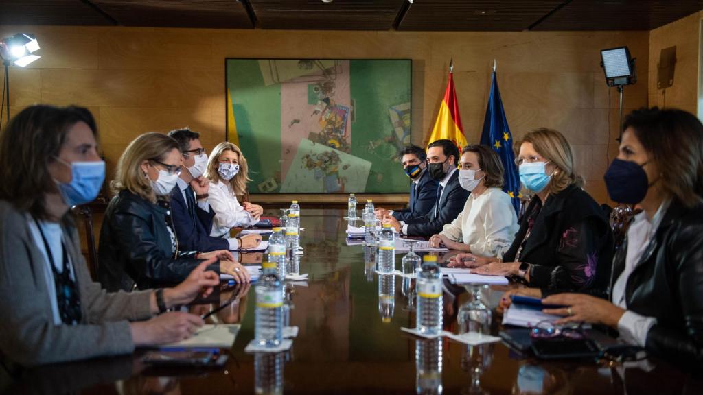 Yolanda Díaz, al fondo, junto a Calviño, Ribera y Bolaños, frente a la delegación del PP, en el Congreso.
