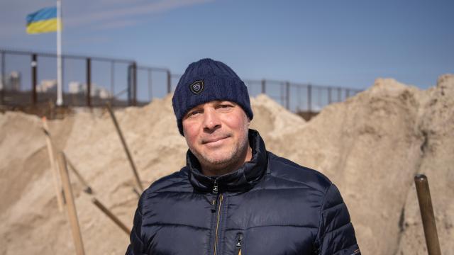 Dennis descansa rodeado de palas, cerca de un club náutico que alguna vez le vio zarpar. / F.T.