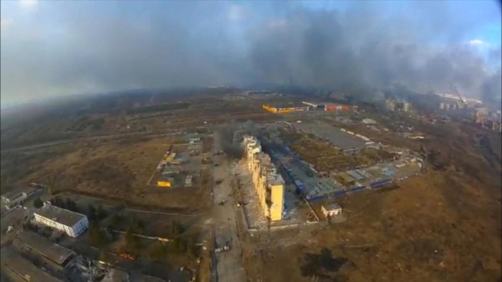 Imagen aérea de los bombardeos sobre la ciudad de Mariúpol tomada por un dron el pasado 14 de marzo.