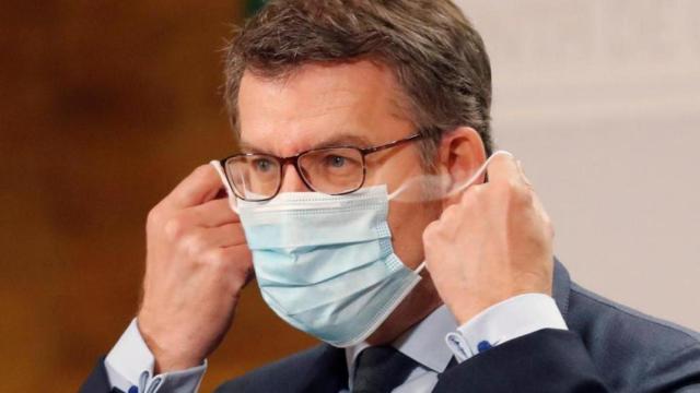 El presidente de la Xunta de Galicia, Alberto Núñez Feijóo, a su llegada a una rueda de prensa en 2020.