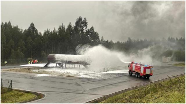 Un simulacro de incendio en el despegue en el aeropuerto de Santiago.